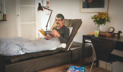 Rond het bed